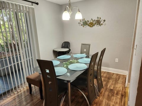 Centrally located cozy 2BR near attractions