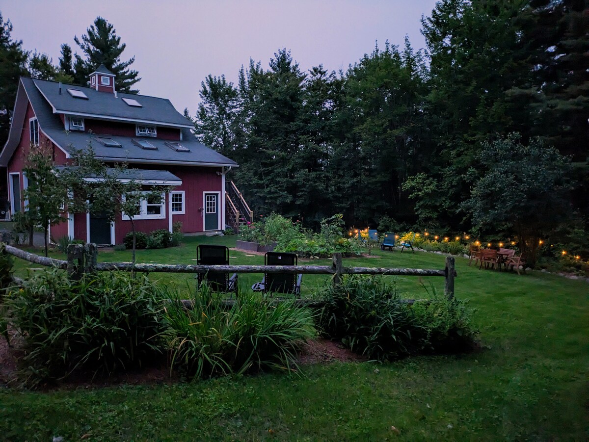The apartment yard, with twinkling lights illuminating the perennial garden and a cozy fire pit ready for your night under the stars. Alpine Apartment Suite