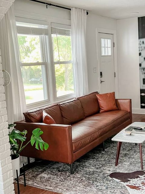 Swanky Retreat - Mins to Everything - Sleeps 7!