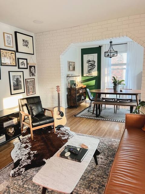 Swanky Retreat - Mins to Everything - Sleeps 7!