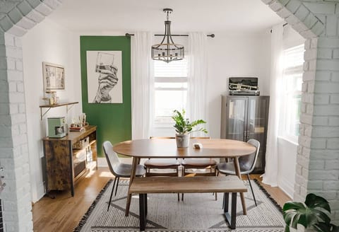 Swanky Retreat - Mins to Everything - Sleeps 7!