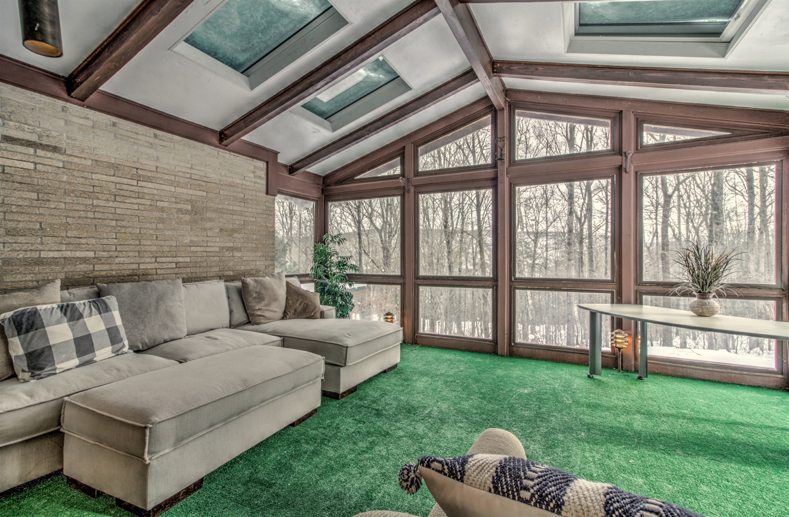 river-views-with-pool-table-and-more/