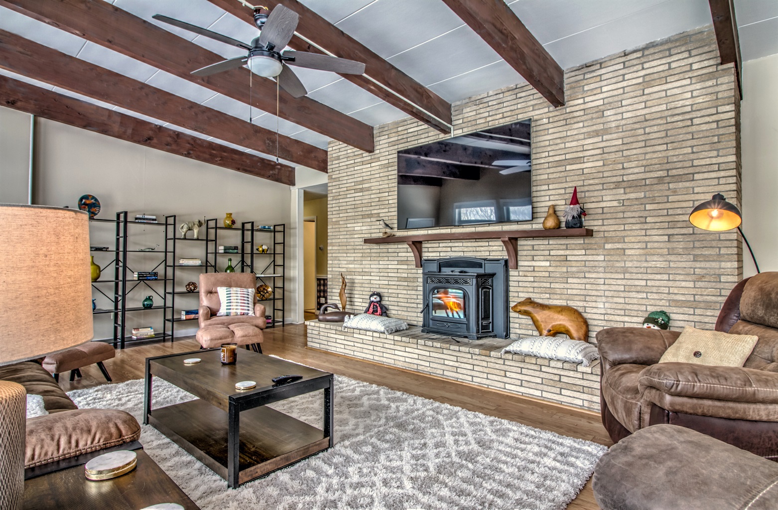 river-views-with-pool-table-and-more/