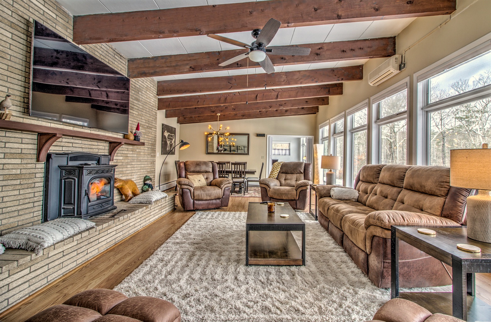 river-views-with-pool-table-and-more/