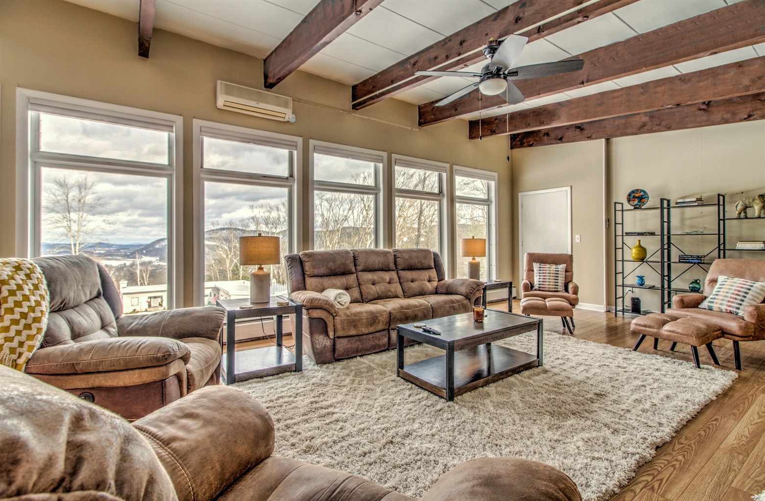 river-views-with-pool-table-and-more/