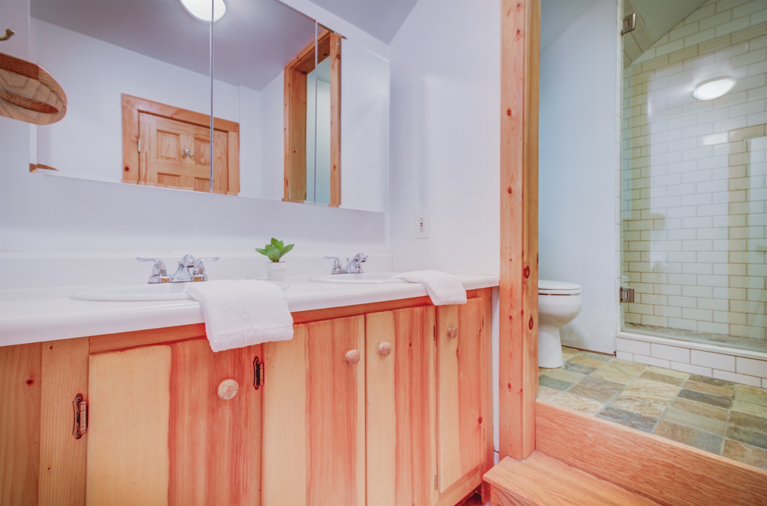 hot-tub-chalet-on-magic-mountain/