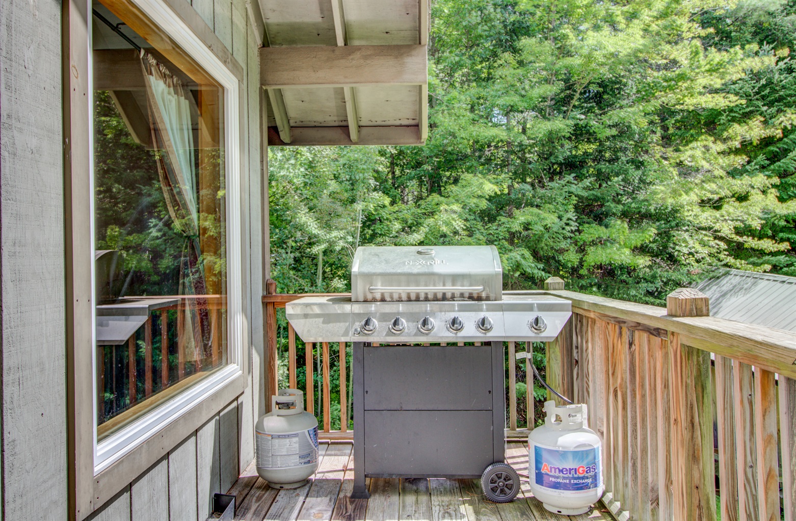 hot-tub-chalet-on-magic-mountain/