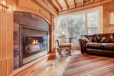 Spacious Classic Cabin Retreat- near Lassen