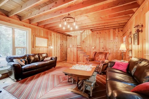 Spacious Classic Cabin Retreat- near Lassen