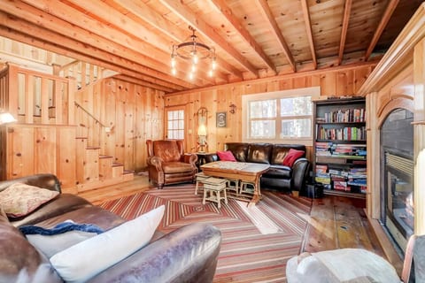 Spacious Classic Cabin Retreat- near Lassen