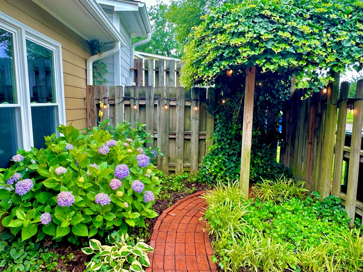 the-perky-pineapple-quiet-ranch/