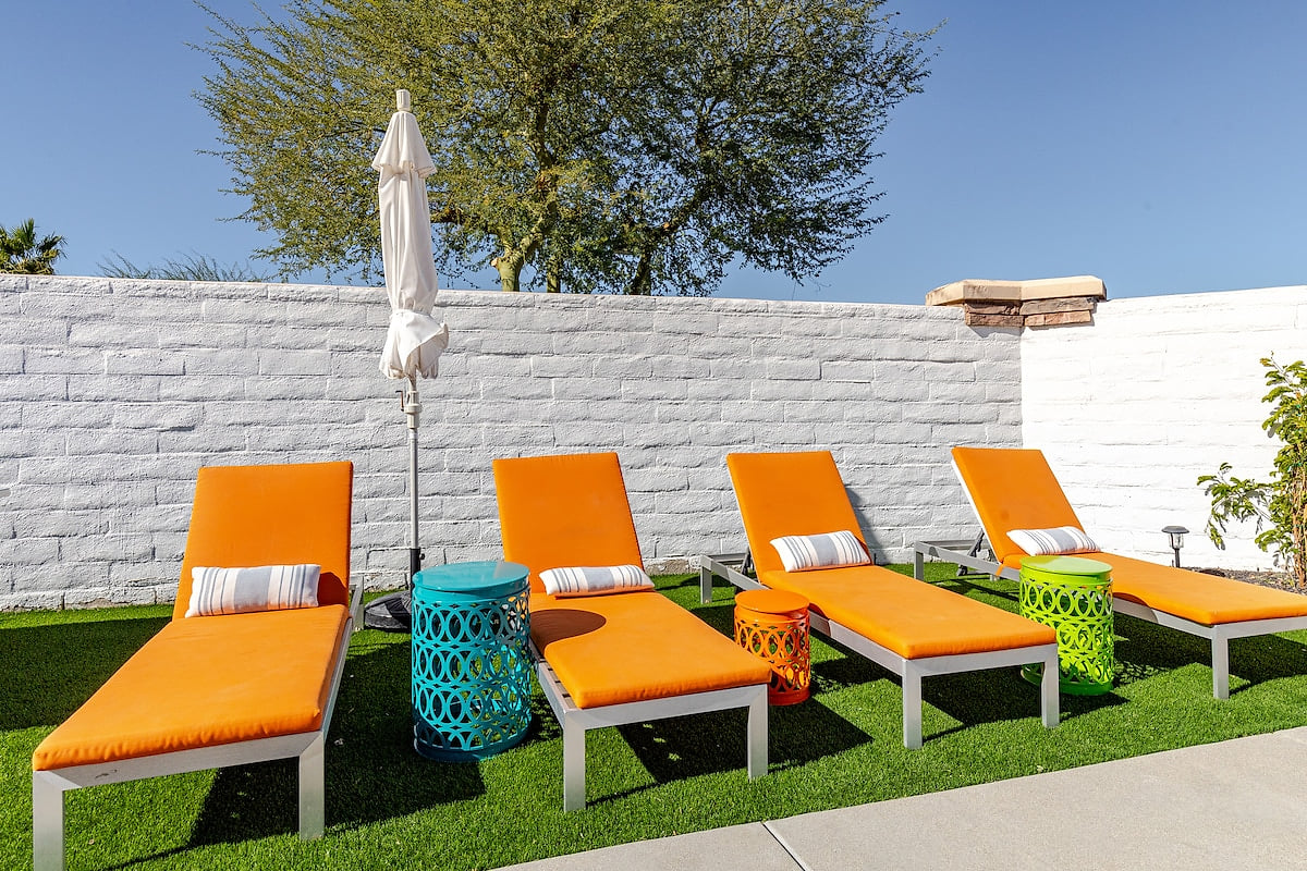 Relax by the pool on one of the four comfortable sun loungers. Read a book, enjoy a coffee, and take a refreshing dip in the pool. A large umbrella provides shade, and small stools hold your drinks within reach.