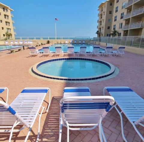 Cute Condo, Car-Free beach, 2 Pools, Direct Access