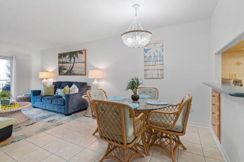Cute Condo, Car-Free beach, 2 Pools, Direct Access