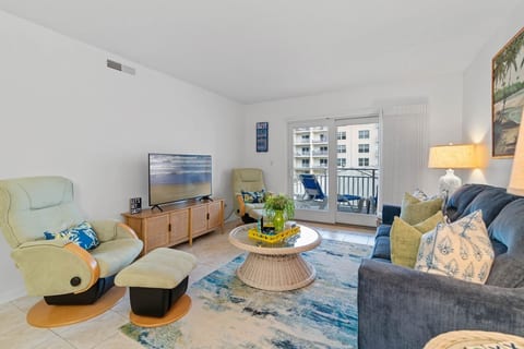Cute Condo, Car-Free beach, 2 Pools, Direct Access