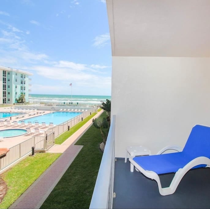 Cute Condo, Car-Free beach, 2 Pools, Direct Access - New Smyrna Beach
