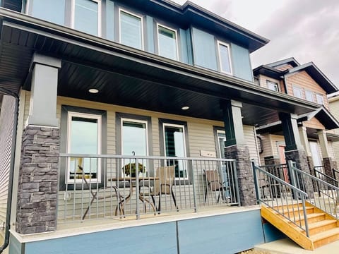Brand New Luxury Home 14 Minutes away from Airport