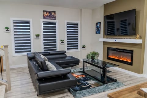 Brand New Luxury Home 14 Minutes away from Airport