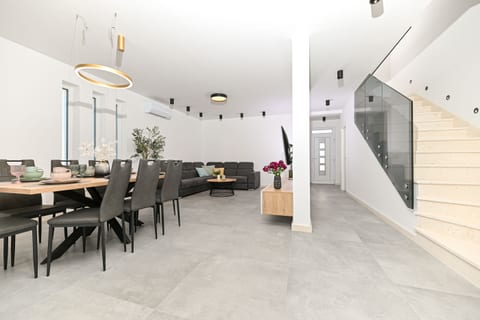 Villa Flora - Unit 370632-13