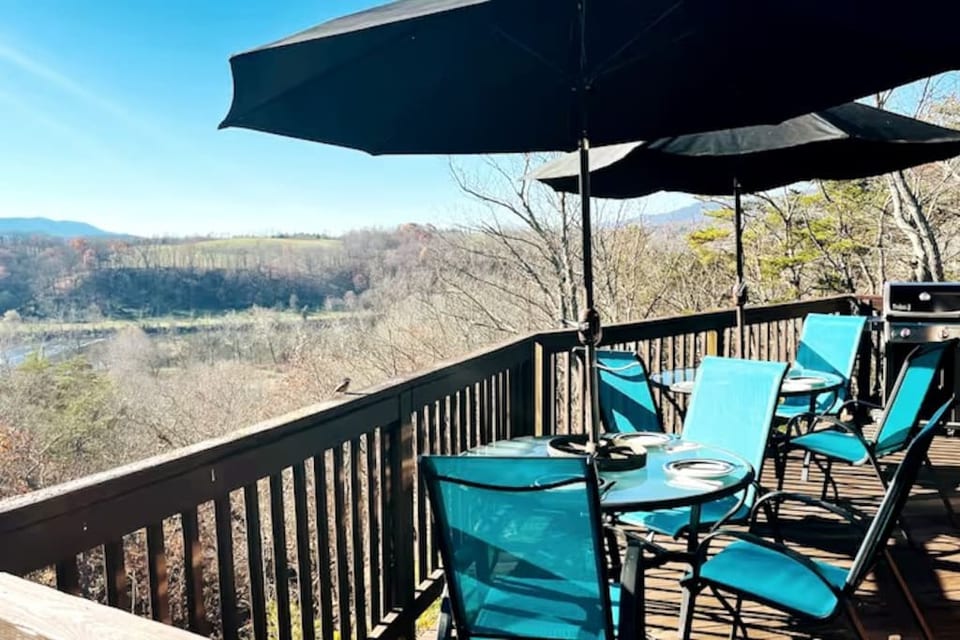 Winter view of the Blue Ridge Mountains and the Shenandoah River.