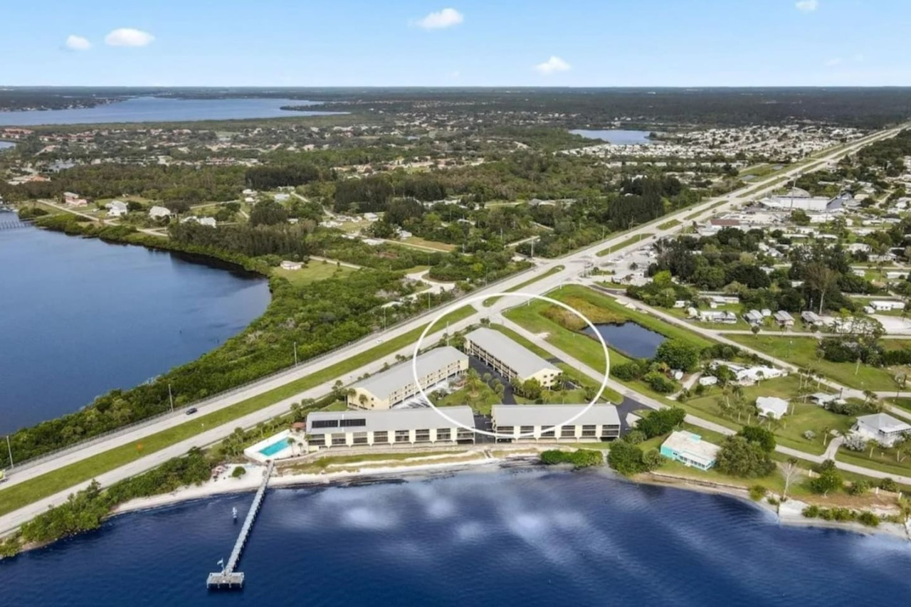 World Class Fishing Beach Retreat w/Heated Pool, Private Beach, Kayaks & Professional Fishing Dock - Port Charlotte