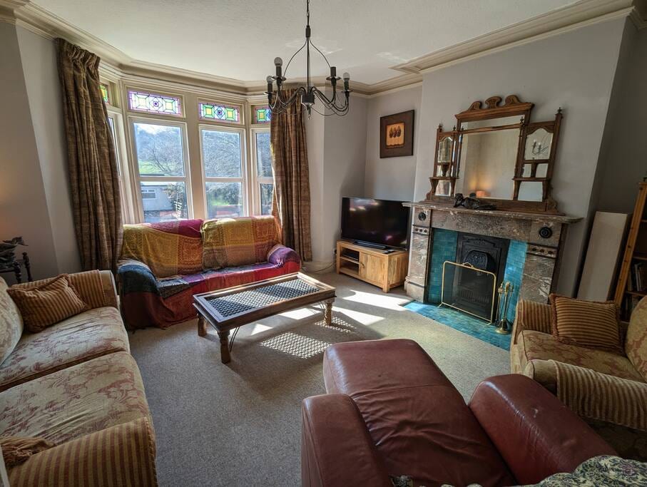 Lounge, towards the bay window and (decorative) fireplace