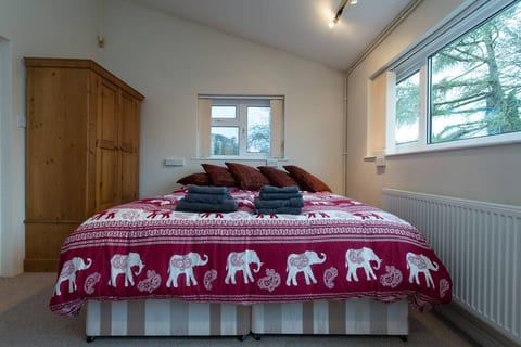 GIANT snuggly queen-sized bed (can split in two singles). Plenty of wardrobe storage..