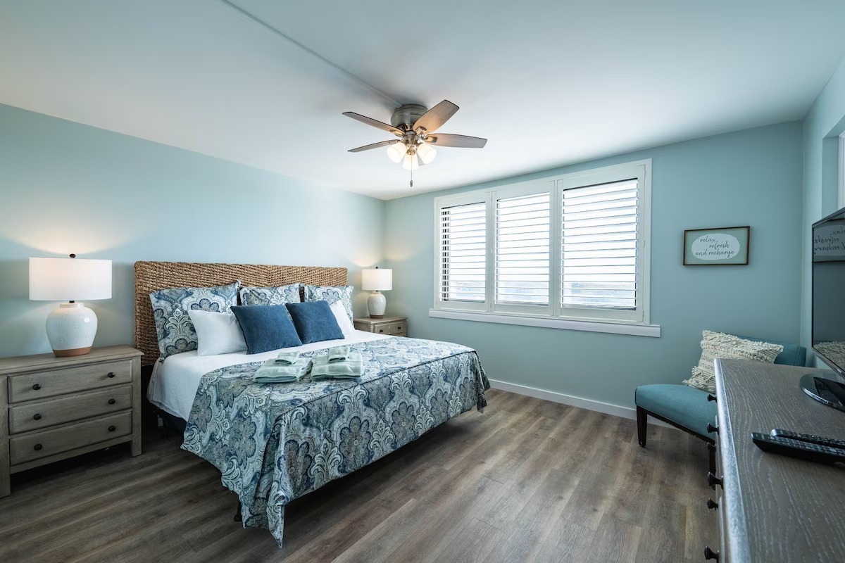 King bed with new memory foam mattress, very comfortable! Door to patio. Smart TV with remote, USB nightstands. Ocean facing