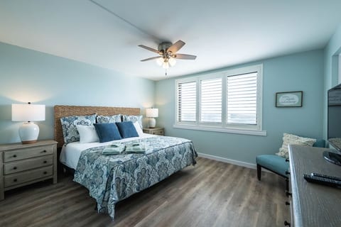 King bed with new memory foam mattress, very comfortable! Door to patio. Smart TV with remote, USB nightstands. Ocean facing