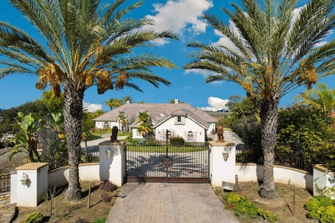 Relaxing Wine Country Villa w/bar+spa+bbq+vball