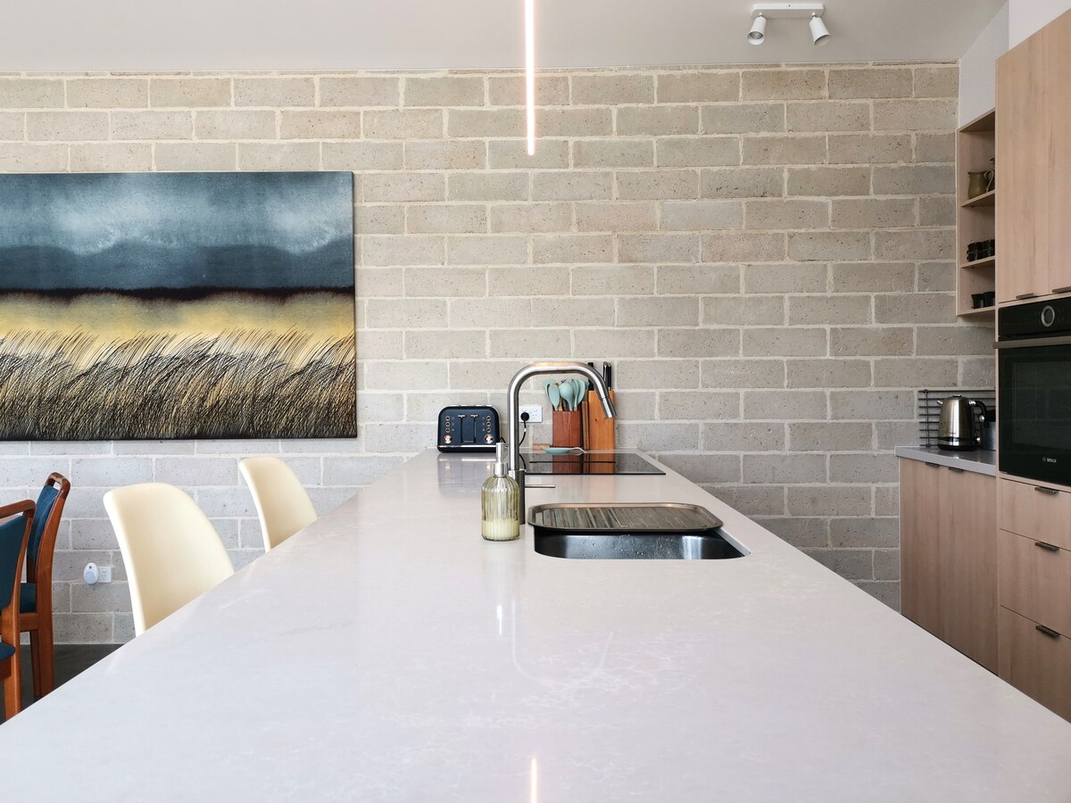 Eco Beach House: 10 min walk to First Surf Beach image 10