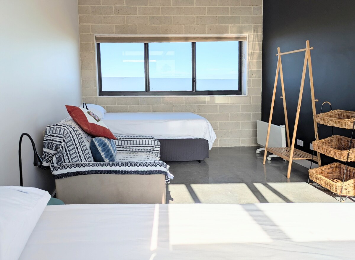 Bed 4: 2 x Single beds, 2 x Single quilts, 2 x memory foam mattresses, and bamboo cotton linen.