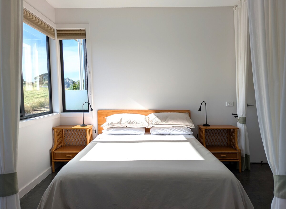 Eco Beach House: 10 min walk to First Surf Beach image 13