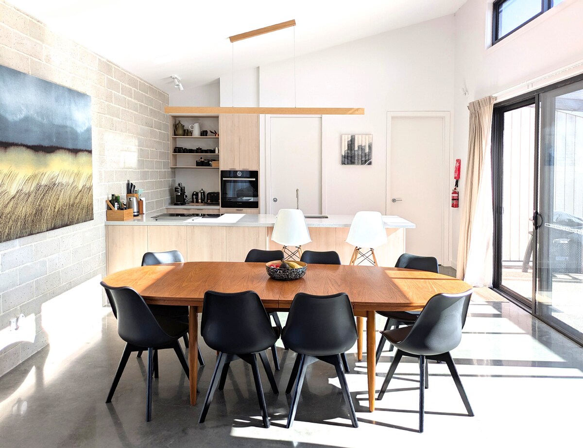 Eco Beach House: 10 min walk to First Surf Beach image 7