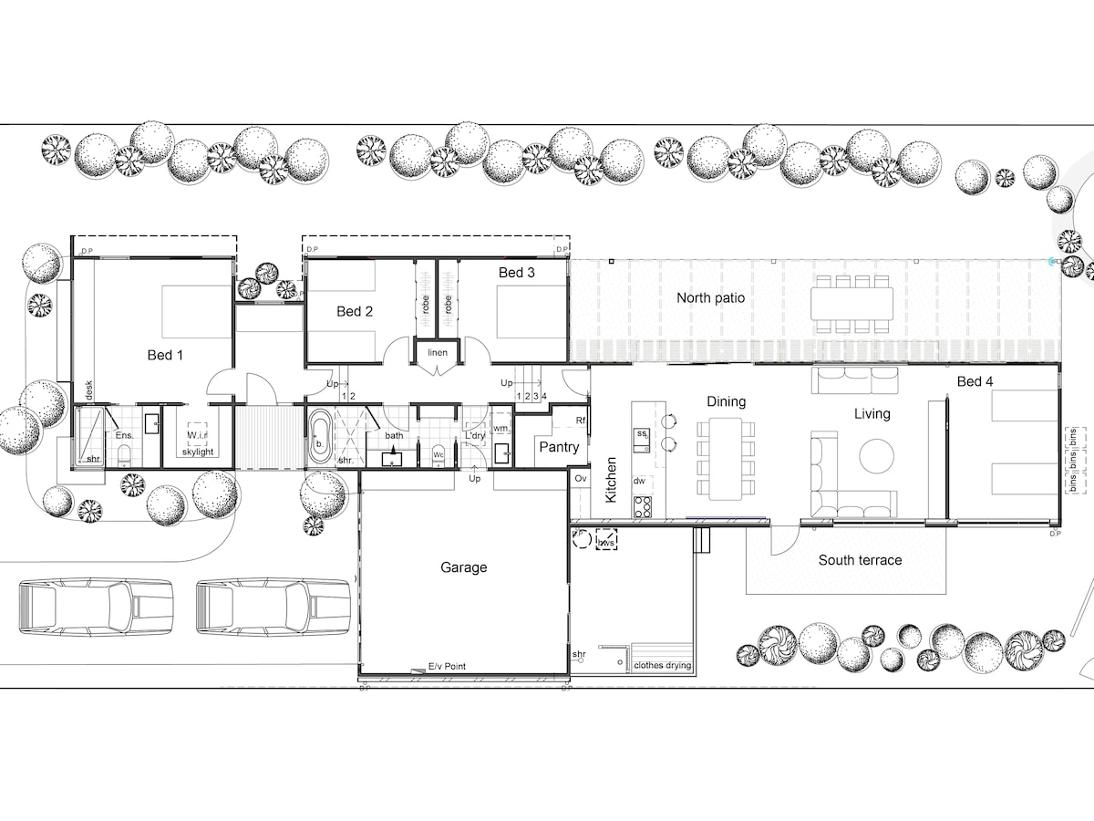 4 bedrooms with 2 Queens and 4 Singles.