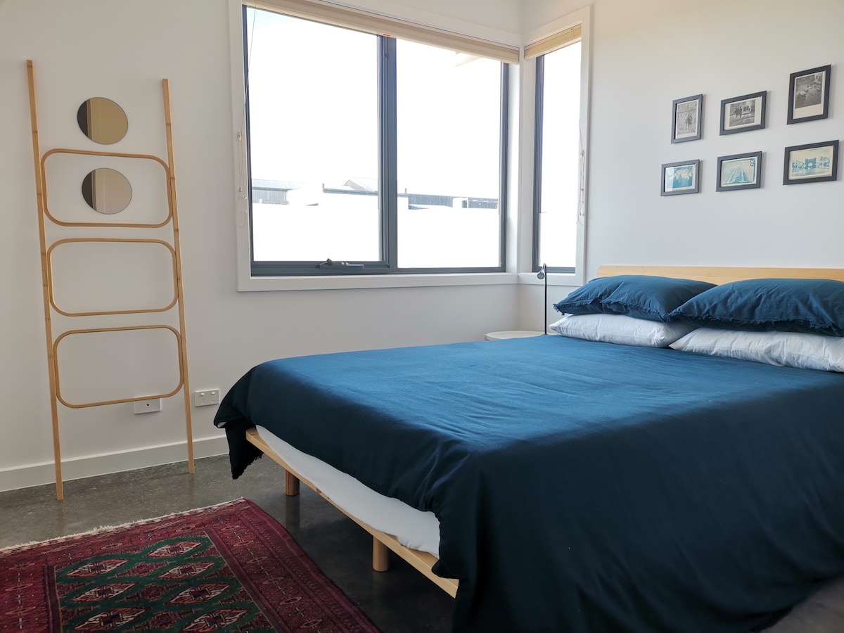 Bed 3: Queen bed, King quilt, memory foam mattress, and bamboo cotton linen.