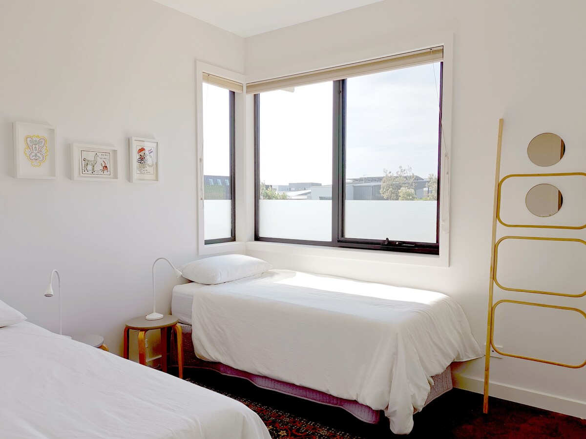 Bed 2: 2 x Single beds, 2 x Single quilts, 2 x memory foam mattresses, and bamboo cotton linen.