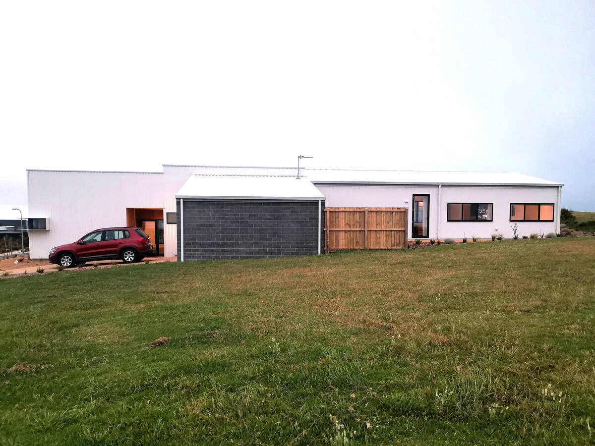 Eco Beach House: 15 min walk to First Surf Beach