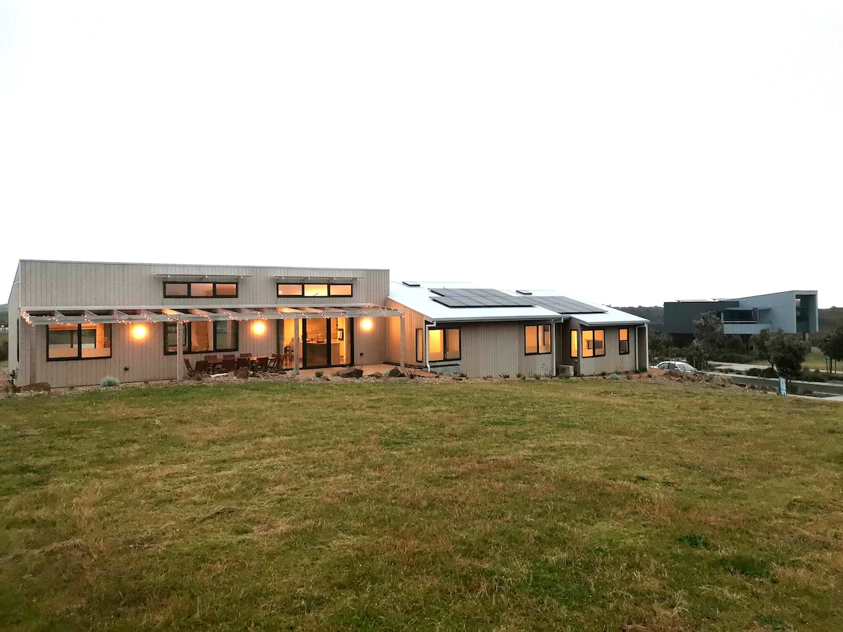 Eco Beach House: 10 min walk to First Surf Beach image 24