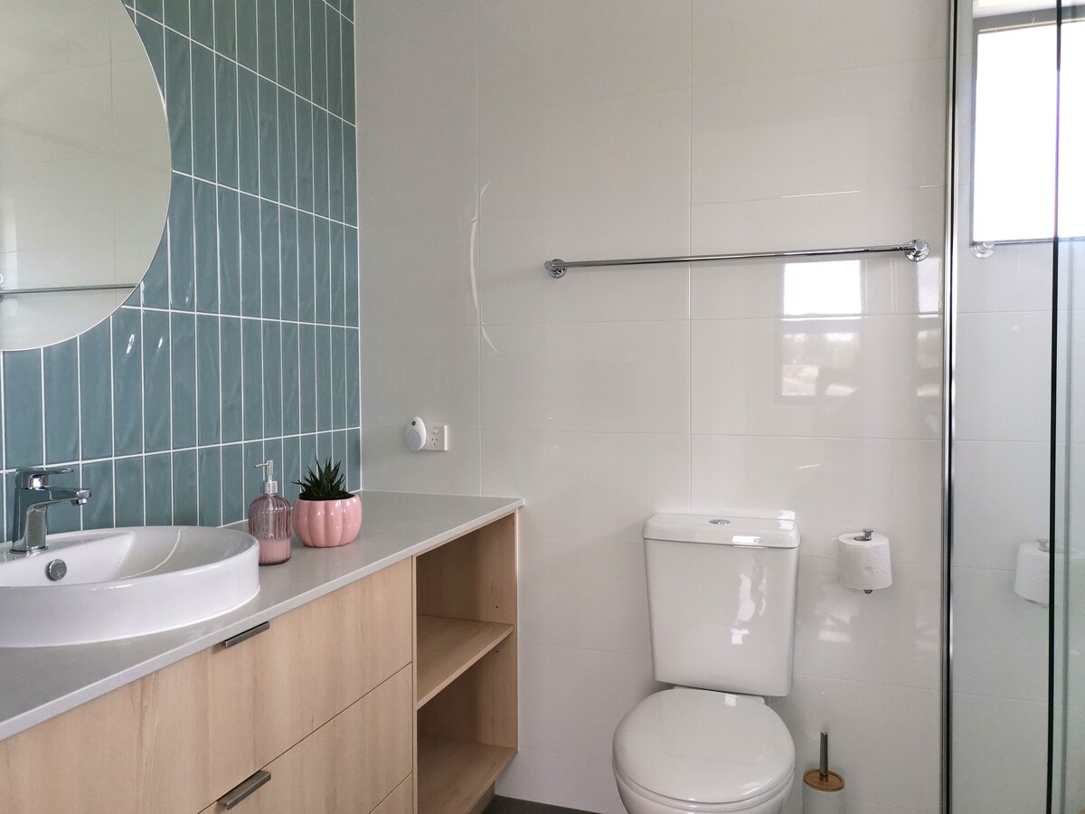 Ensuite with toilet, basin and shower.
