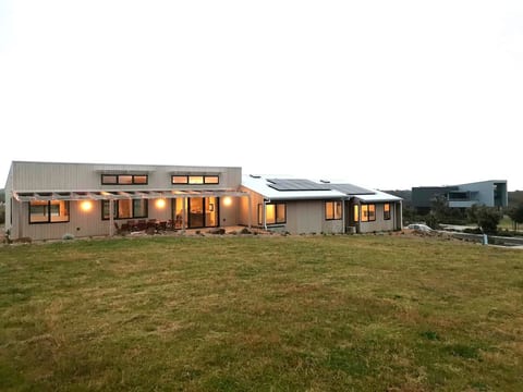 Eco Beach House · Ocean Views · Walk to Beach image 5