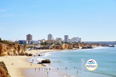  BnB Homes Bright Apartment 50 m from the beach