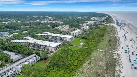 Coligny Plaza and the Tiki Hut are just 3 buildings away