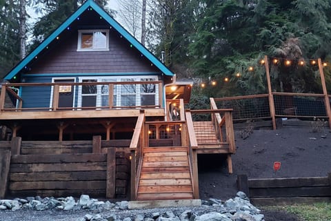 Hillside Hideaway + Firepit + Hot tub