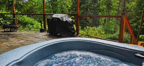Hillside Hideaway + Firepit + Hot tub