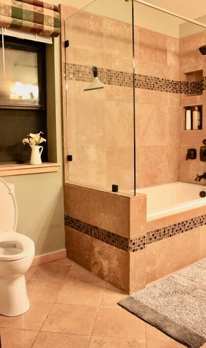 Bathroom #2 with bath tub.

#Modern Tahoe Cabin: HotTub, PingPong, AC, EV charging. Highlights: Skiing, Vineyards, Amazing views, cabins, beach, games, beach, family friendly. - Modern Cabin: A/C, Hot Tub, PingPong, EVcharger - Truckee