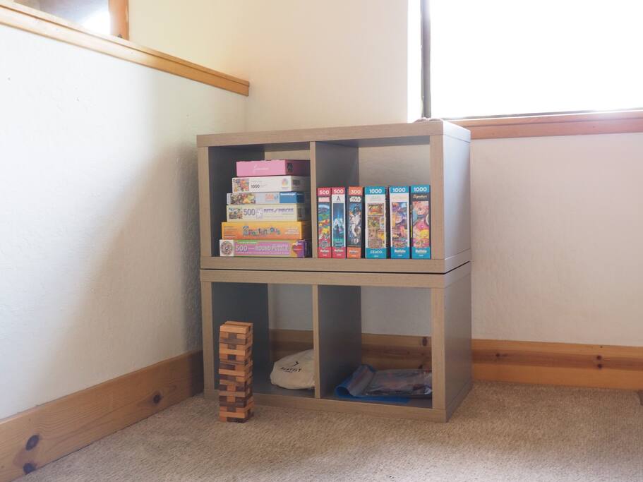 Board games or 1000-piece puzzles.

#Modern Tahoe Cabin: HotTub, PingPong, AC, EV charging. Highlights: Skiing, Vineyards, Amazing views, cabins, beach, lake, games, family friendly. - Modern Cabin: A/C, Hot Tub, PingPong, EVcharger - Truckee