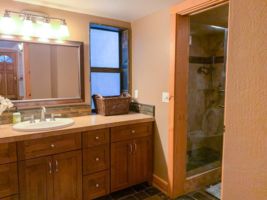 Bathroom #1 with standing shower.

#Modern Tahoe Cabin: HotTub, PingPong, AC, EV charging. Highlights: Skiing, Vineyards, Amazing views, cabins, beach, games, family friendly. - Modern Cabin: A/C, Hot Tub, PingPong, EVcharger - Truckee