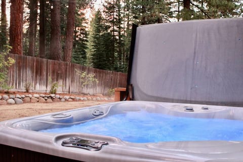 Starry Hot Tub Nights in backyard.
##Modern Tahoe Cabin: HotTub, PingPong, AC, EV charging. Highlights: Skiing, Vineyards, Amazing views, cabins, beach, games, family friendly.