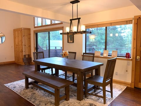 Large dining table to host your family.
#Modern Tahoe Cabin: HotTub, PingPong, AC, EV charging. Highlights: Skiing, Vineyards, Amazing views, cabins, beach, games.